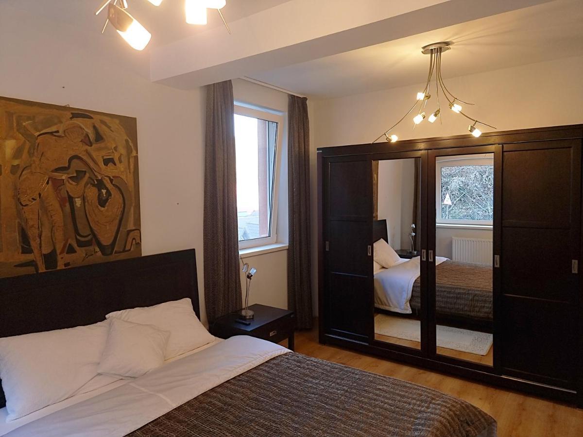 Marble Villa: Luxury Estate - Central But Intimate Сіная Екстер'єр фото
