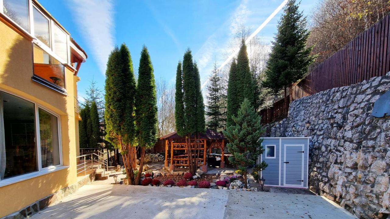 Marble Villa: Luxury Estate - Central But Intimate Сіная Екстер'єр фото