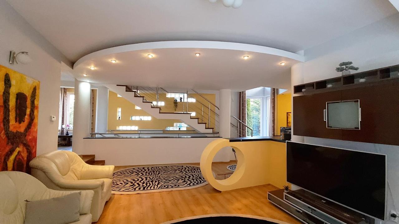 Marble Villa: Luxury Estate - Central But Intimate Сіная Екстер'єр фото