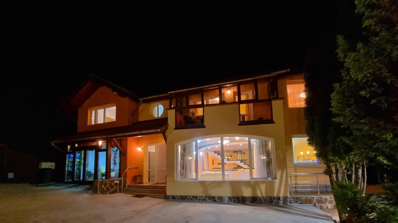 Marble Villa: Luxury Estate - Central But Intimate Сіная Екстер'єр фото