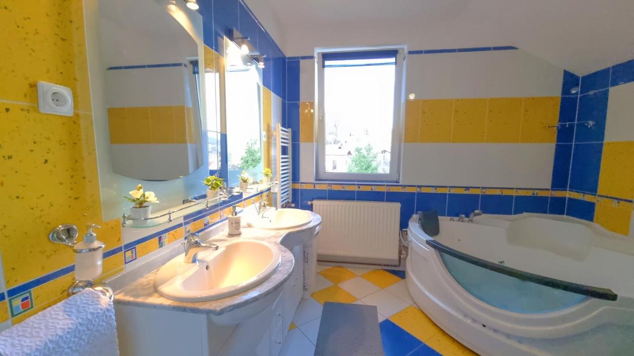 Marble Villa: Luxury Estate - Central But Intimate Сіная Екстер'єр фото